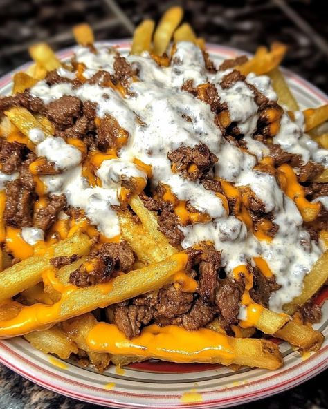 🔥😋 Philly Steak Cheese Fries Ingredients: - 1 lb steak, thinly sliced - 1 tsp garlic salt - 1/2 tsp black pepper - 1 tbsp vegetable oil - 1 onion, sliced - 1 bell pepper, sliced - 2 cups shredded provolone or cheddar cheese - 4 cups frozen French fries - 1/2 cup mayonnaise - 2 tbsp ketchup - 1 tbsp Dijon mustard Instructions: 1. Cook the French fries according to package instructions and keep warm. 2. Heat the vegetable oil in a skillet over medium-high heat. Add the thinly sliced steak an... Philly Cheese Steak Fries, Philly Steak, Sweet Roll Recipe, Frozen French Fries, Sliced Steak, Food Babe, Halal Recipes, Cheese Fries, Good Foods To Eat