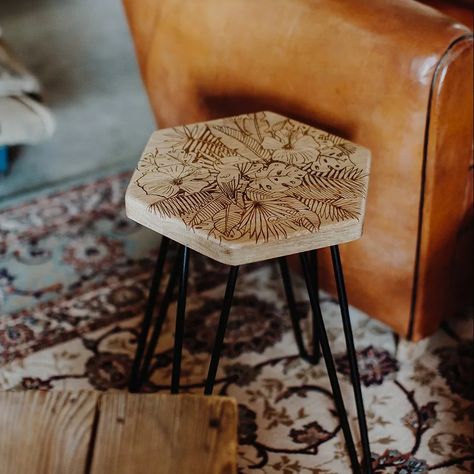 Banc skate & tabouret en bois massif | Woodstache Made In France, Side Table, Dining Chairs, France, Bar, Furniture, Home Decor, Design, Home Décor