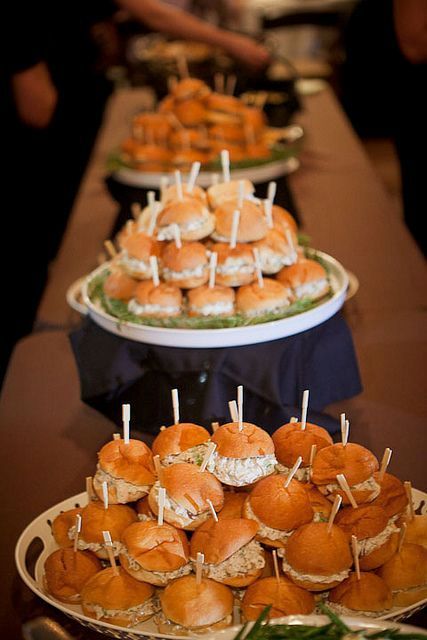 Tasty Wedding Snack Ideas And Ways To Display Them Wedding Food Ideas, Wedding Food Drink, Wedding Appetizers, Sandwich Bar, Reception Food, Wedding Reception Food, Food Stations, Shower Food, Snacks Für Party