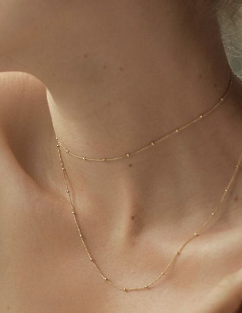 Pale Skin Jewelry, Gold Jewelry On Pale Skin, Pale Skin Gold Jewelry, Gold Jewelry Pale Skin, Dainty Clavicle Chain Pearl Necklace For Everyday, Dainty Gold Layered Clavicle Chain Necklace, Dainty Tan Necklace For Everyday, Dainty Gold Layered Clavicle Necklace, Dainty Yellow Gold Pearl Necklace With Clavicle Chain