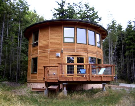 Why Our Ancestors Built Round Houses – and Why it Still Makes Sense to Build Round Structures Today | Inhabitat New York City Yurt Home, Yurt Living, Silo House, Round House, Design Innovation, Wooden House, Cabins In The Woods, Green Building, Small Home