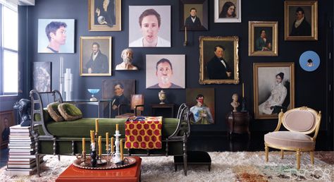 great space. Elle Decor Living Room, Manhattan Apartment, Modern Victorian, Dark Walls, Design Del Prodotto, Decoration Inspiration, Portrait Gallery, Boho Home, Black Walls