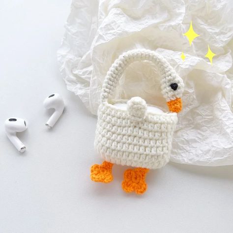 Crochet Case, Crochet Earrings Pattern, Crochet Fashion Patterns, Crochet Bear, Diy Crochet Projects, Airpods Case, Airpod Case, Easy Diy Crafts, Airpods Pro