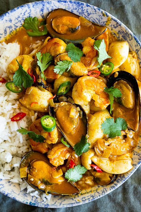 Easy Creamy Seafood Curry - Simply Delicious Thai Seafood Curry Recipes, Seafood Coconut Curry, Thai Seafood Curry, Sea Food Mix Recipes, Thai Seafood Recipes, Curry Seafood Recipes, Mix Seafood Recipes, Mix Seafood Recipe, Mixed Seafood Dishes