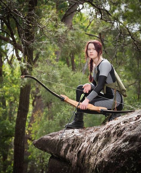 Archery Photography, Archer Pose, Archery Poses, Woman Archer, Archery Women, Bow Pose, Cosplay Inspiration, Women Cosplay, Female Pose Reference