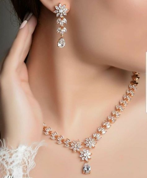 Hyderabadi Jewelry, Bridal Jewellery Inspiration, Hand Chain Jewelry, Simple Jewellery, Small Pendants, Antique Necklaces Design, Simple Frocks, Carport Designs, Diamond Jewelry Set