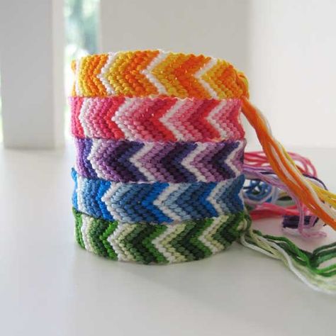 Zigzag Model Rengarenk Arkadas Bileklik Modeli <3 #Friendshipbracelet #Macrame #Bracelet #DIY #Friend #Arkadasbilekligi #Handmade #Friendship Chevron Bracelets, Bracelet Chevron, Friendship Band, Chevron Friendship Bracelets, Bracelet Colors, Friendship Bracelet Patterns Easy, Yarn Bracelets, Cute Friendship Bracelets, Homemade Bracelets