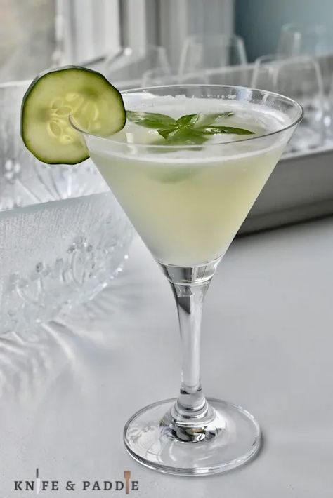 Cucumber Vodka Martini, Cucumber Basil Martini, Cucumber Martini Recipe, Fresh Cocktail Recipes, Basil Martini, Cucumber Martini, Absolut Elyx Vodka, Elderflower Martini, Dirty Martini Recipe