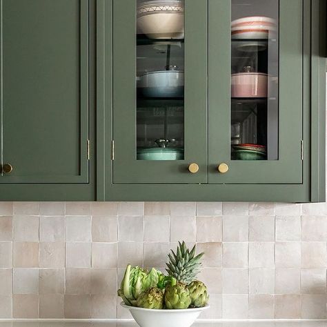 Mosaic Factory on Instagram: "In love! How perfect are these green cupboards and blush pink tiles together? We find this lovely kitchen by @barlowandbarlow simply exquisite. Who else is swooning over green and pink colour combinations lately? #mosaicfactoryzellige Featured #zelligetiles are colour 1019 in size 10x10 cm. Photos: @ jonathanbondphotography" Pink And Dark Green Kitchen, Green Pink Wood Kitchen, Pink Backsplash Kitchen Green Cabinets, Pink Tile Splashback, Green Kitchen Cabinets Pink Tiles, Green Shaker Kitchen, Dark Green Kitchen, Pink Color Combination, Pink Tiles