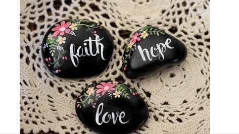 Love Painted Rocks, Inspirational Rocks, Rock Flowers, Faith Hope And Love, Stone Art Painting, Painted Rocks Craft, Painted Rocks Diy, Rock Painting Ideas Easy, Rock Painting Patterns