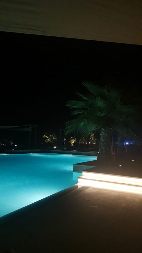 Island Snapchat Story, Pool Party Aesthetic Night Luxury, Beach Snapchat Stories Night, Vacation Snapchat Story, Pool Snapchat Story Night, Luxury Snapchat Story, Pool Snapchat Story, Beach Aestethic, Thug Life Girl