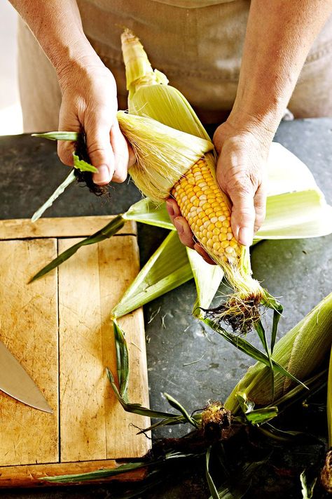 Here’s How to Shuck Corn Easily Shuck Corn, Southern Sides, Freezing Corn, Canning Corn, Fresh Corn Recipes, Shucking Corn, Sweet Corn Soup, Lime Butter, Boiled Corn