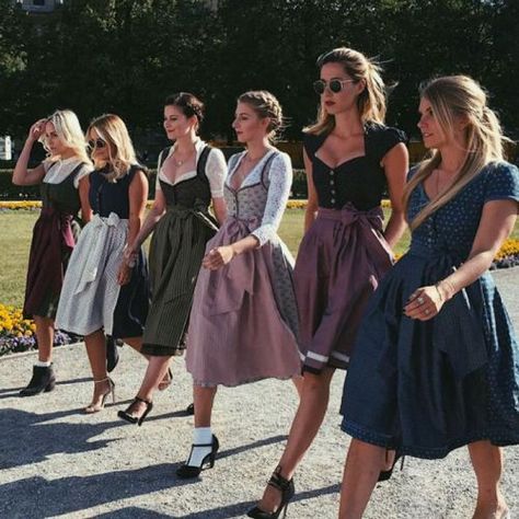 Pumps, Ballerinas, Stiefeletten: Wir verraten Ihnen, welche Schuhe am besten zum Dirndl passen und welche Sie besser nicht tragen sollten. Drindl Dress Oktoberfest, Oktoberfest Women Outfit, Octoberfest Outfits Women, German Outfits Women, Oktoberfest Outfit Women Casual, October Fest Outfit, Oktoberfest Outfit Women, Octoberfest Outfit, Octoberfest Outfits