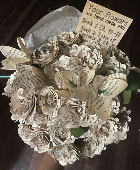 Use Kleenex and markers to make a flower bouquet that will never wilt Book Pages Flower Bouquet, Book Page Roses Bouquet, Book Paper Flowers Bouquet, Book Valentines Gift, Book Paper Bouquet, Flowers Made Of Book Pages, Book Rose Bouquet, Book Flower Bouquet Diy, Book Bouquet Wedding