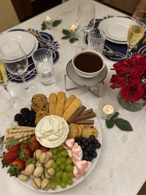 Fondue Aesthetic, Fondue Night, Table Set Up, Coffee Break, Bday Party, Food Inspiration, Cheese Board, Dates, Table Settings