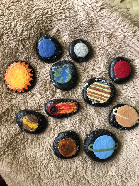 Absolutely loved making these for her. She gve me guidance as to details like “red spot”, “rings” etc. Bottle Caps Art, Ideas For Pins, Pines Aesthetic, Punk Fashion Diy, Pins Diy, Silly Gifts, Decorated Bags, Crochet Skull, Pin Ideas