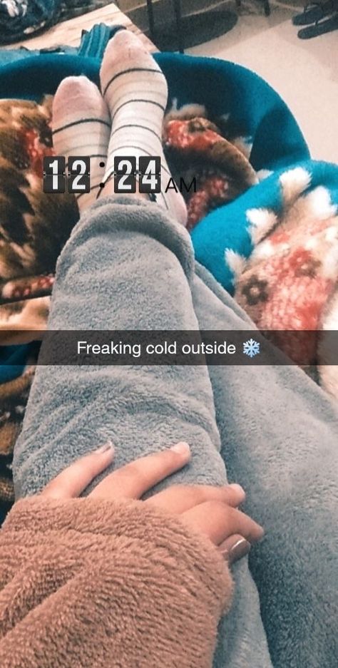 Sweater weather Poses In Sweater, Winter Snap Ideas, Winter Snap Streaks, Winter Snapchat Stories, Snap Ideas Streak, Winter Snapchat, Aesthetic Snaps Ideas, Winter Snaps, Winter Captions