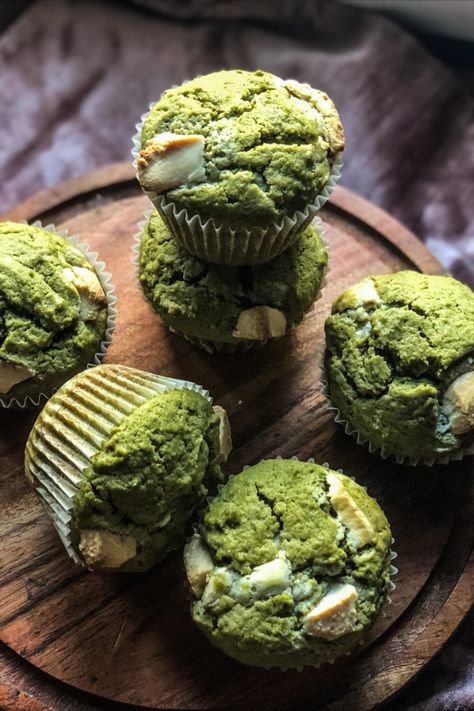 Matcha muffins are a delightful fusion of Eastern and Western flavors, infusing your everyday muffin experience with the charming essence of Japanese matcha. While the usual suspects—flour, sugar, eggs, milk, and butter—make their appearance, the real star is the vibrant green matcha powder. These muffins boast a unique earthy flavor, courtesy of the matcha, harmonizing beautifully with the sweetness of sugar and the richness of butter. Matcha Snacks, Matcha Muffins, Matcha Baking, Make Matcha, White Chocolate Muffins, Matcha White Chocolate, How To Make Matcha, Matcha Dessert, Green Matcha