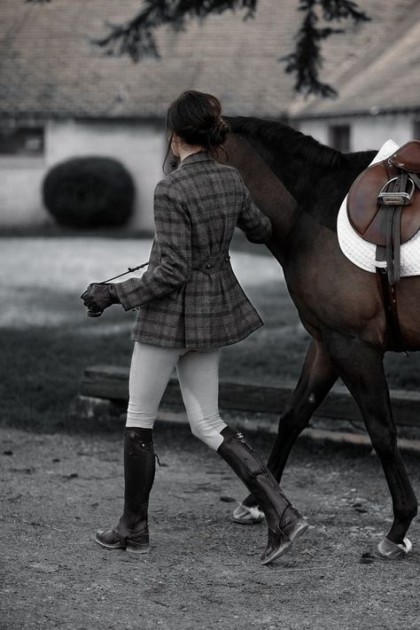 Aesthetic Horse Riding, Horse Riding Outfit Women, Horseback Riding Aesthetic, Horse Rider Outfit, Horse Girl Aesthetic, Woman Riding Horse, Horse Riding Aesthetic, Horse Riding Outfit, Equestrian Aesthetic