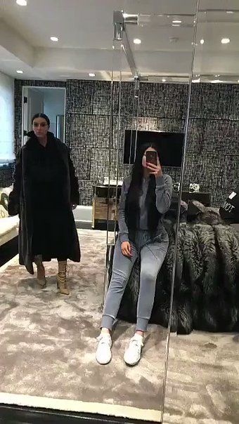 Follow @2k18qweens for bomb pins Kylie Jenner Room, Kylie Jenner Bedroom, Kylie Bedroom, Kylie Jenner Outfits Casual, Kylie Jenner House, Kily Jenner, Kim And Kylie, Estilo Kardashian, Trajes Kylie Jenner