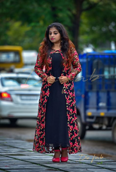 Kurti Blouse, Suits Indian, Churidar Designs, Designer Kurti Patterns, Salwar Designs, Long Kurti Designs, Kurta Neck Design, Long Dress Design, Salwar Kamiz