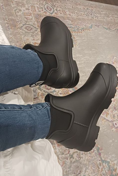 Ankle Rain Boots Outfit, Classy Sneakers, Rain Boot Outfit, Ugg Rain Boots, Boots Outfit Ankle, Short Rain Boots, Black Rain Boots, Ankle Rain Boots, Black Uggs