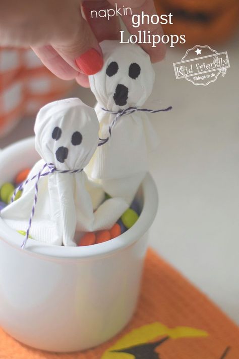 These classic Lollipop Ghosts are a fun way to decorate candy and add an another element of excitement to Halloween with the kids. Easy to make with a napkin and a sharpie! www.kidfriendlythingstodo.com #craft #ghost #halloween #fun #kids Lollipop Ghosts, Ghost Napkins, Ghost Lollipops, Halloween Party Treats, Spider Crafts, Easy Halloween Crafts, Preschool Class, Fun Halloween Decor, Halloween Pins