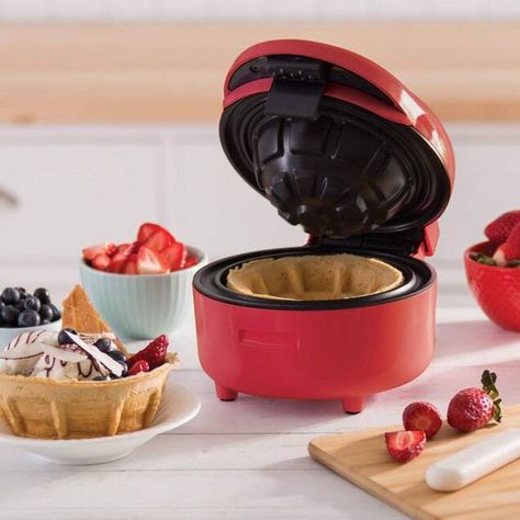 Waffle Bowl Recipe, Waffle Bowl Maker, Waffle Cone Maker, Waffle Cone Recipe, Dash Recipes, Waffle Bowl, Unique Dinner, Waffle Maker Recipes, Homemade Waffles