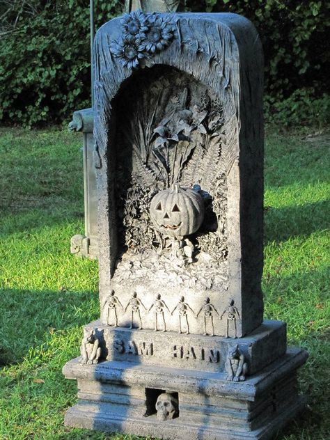 Styrofoam Halloween Decorations, Diy Headstone Decorations, Diy Tombstone, Halloween Lawn Decor, Halloween Coffin Decoration, Halloween Stones, Sam Hain, Halloween Headstone, Front Yard Halloween Decorations