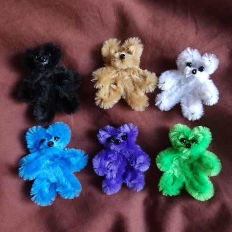 mini teddy bears made out of pipe cleaners and beads! would be cute for a doll house #teddybears #crafts #artsandcrafts #diy #diys #kidsdiys #kidscrafts #pipecleaners #easydiys #miniatures #diydollhouse #handmade Teddy Bear Pipe Cleaner, How To Make Pipe Cleaner Animals, Pipe Cleaner Teddy Bear, Pipe Cleaner Ideas, Pipe Cleaner Bear, Origami Reindeer, Fuzzy Wire, Craft Pipe Cleaner, Pipe Cleaner Animals