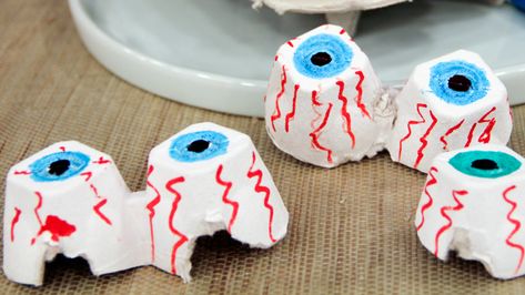 Egg Cartons as Scary Eyes Halloween Recycled Crafts, Halloween Egg Carton Crafts, Halloween Eggs, Deer Halloween Costumes, Halloween Yard Signs, Halloween Crafts Preschool, Scary Eyes, Halloween Mystery, Egg Cartons