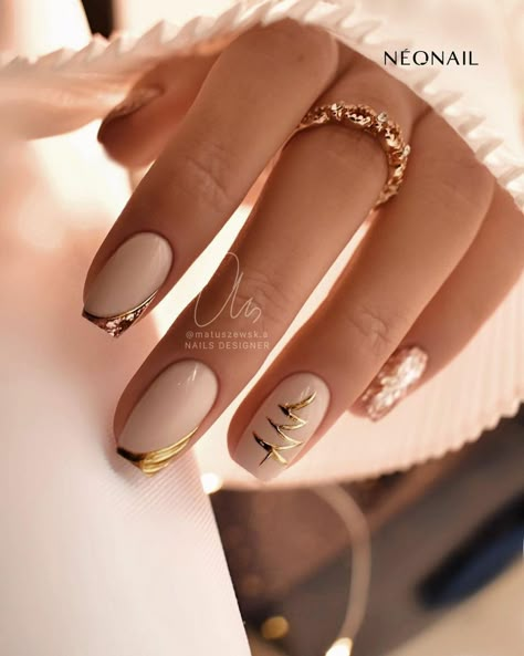 Nails With Gold, Christmas Gel Nails, Festival Nails, New Year's Nails, Xmas Nails, Classy Nails, Chic Nails, Nail It, Christmas Nail