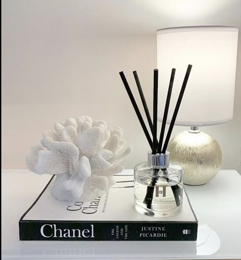 Glass Dinner Table Decor, Chanel Book, Sideboard Styles, Stylish Room Decor, Table Decor Living Room, Accessories Aesthetic, Accessories Bathroom, Apartment Decor Inspiration, Bathroom Wallpaper