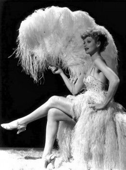 Lucille Ball as a Ziegfeld Girl Oud Hollywood, 40s Mode, Burlesque Vintage, Ziegfeld Follies, Ziegfeld Girls, Vintage Burlesque, The Comedian, Carole Lombard, Lucille Ball