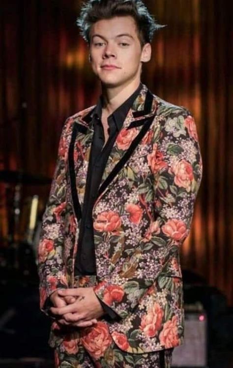 Harry Styles Floral Suit, Harry Styles 2015, Floral Suit, Gambar One Direction, Gucci Suit, Harry Styles Outfit, Harry Styles Hot, Harry 1d, Harry Styles Imagines