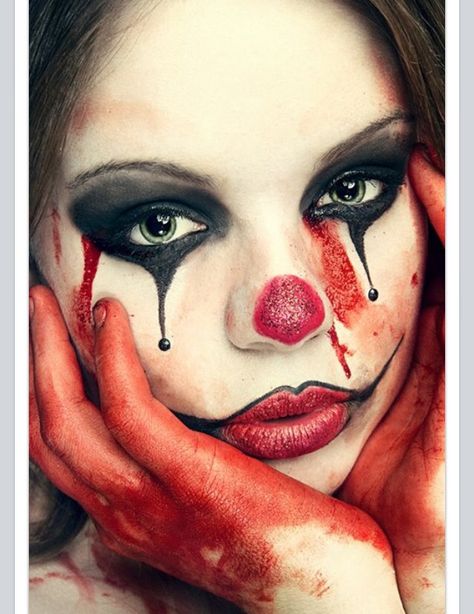 Crying scary bloody clown face Clown Face Makeup, Karneval Diy, Clown Face Paint, Halloween Maquillage, Halloween Makeup Clown, Makeup Clown, Scary Clown Makeup, Halloween Circus, Clown Halloween