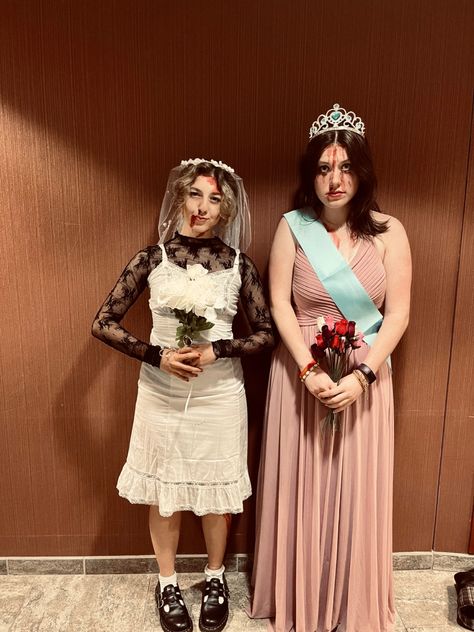 Dead Prom Queen Costume, Dead Prom Queen, Prom Queen Halloween Costume, Flowers Diy Easy, Queen Halloween Costumes, Zombie Prom, Last Minute Costume, Fall Friends, Last Minute Costumes