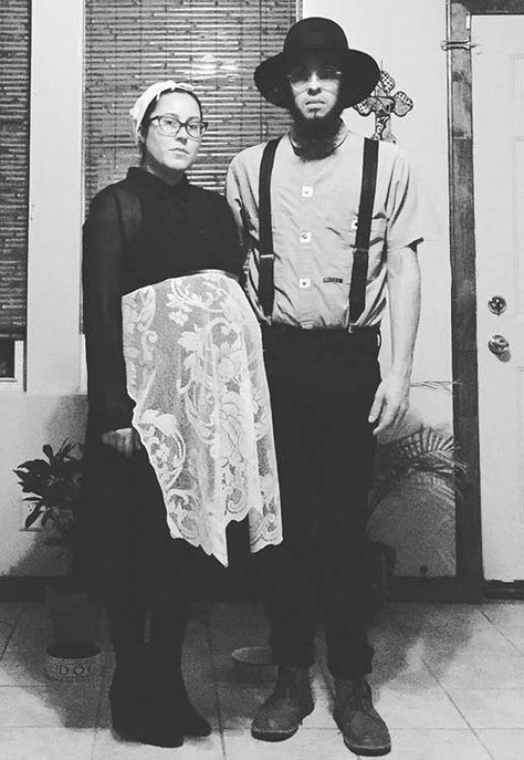 Amish Couple - Easy DIY Couples Halloween Costume Couples Costumes For Halloween, Pinata Diy, Halloween Costumes Diy Couples, Diy Couples Costumes, Costumes For Halloween, Diy Kostüm, Pablo Escobar, Couples Halloween, Amish Country