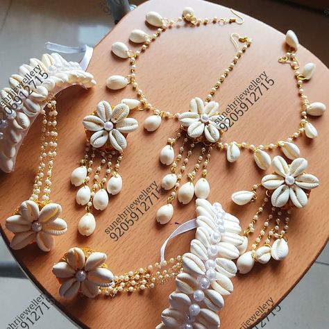 Haldi Jwellary, Ceremony Order, Flower Jewellery For Mehndi, Shell Jewellery, Mehendi Ceremony, Bridal Jewellery Design, Antique Bridal Jewelry, Indian Jewellery Design Earrings, Indian Jewellery Design