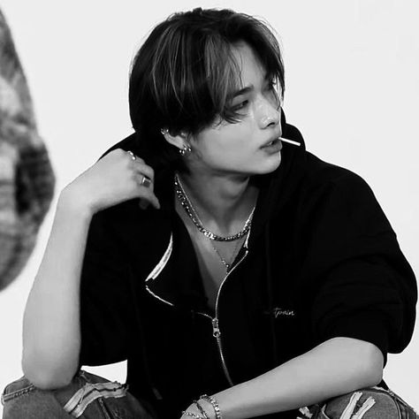 I-land Niki, Funny Looking Cats, 17 Kpop, New Actors, Dark Blood, Black And White Wallpaper, Black And White Aesthetic, The Boy Is Mine, Black And White Pictures