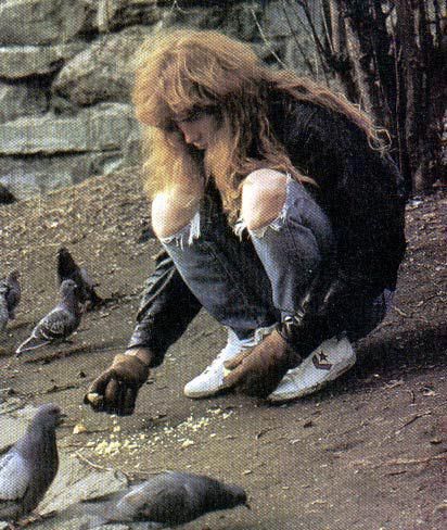 Dave Mustaine feeding birds Arte Heavy Metal, Metal Meme, App Ikon, Dave Mustaine, James Hetfield, Band Memes, I'm With The Band, Mötley Crüe, Thrash Metal