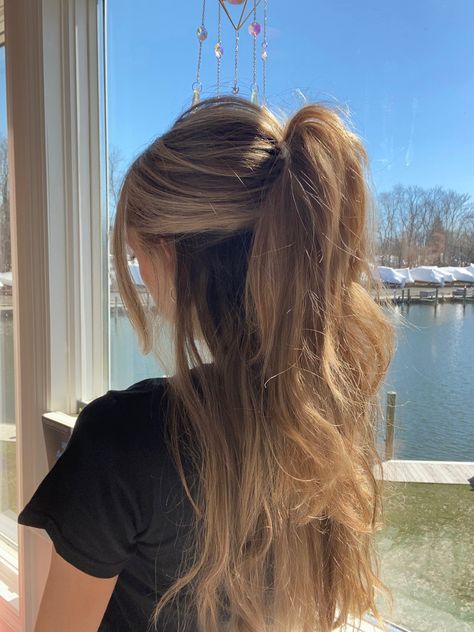 Claw clip hair style blonde hair simple style spring hair Light Brown Hair Shades, Hairstyles For All Hair Types, Claw Clip Hairstyles, Brown Hair Inspiration, Rambut Brunette, Beige Hair, Korean Hair Color, Honey Brown Hair, Hair Simple