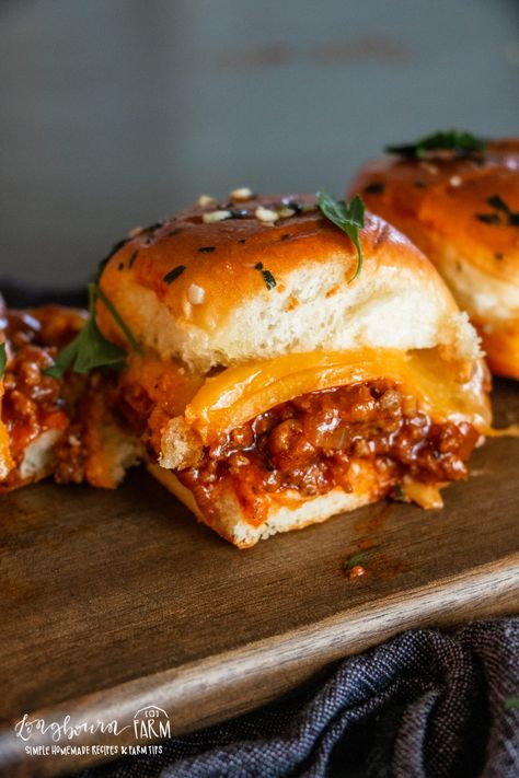 These BBQ beef sliders are perfect for easy meals. Serve them up with chips, fries, or coleslaw and you’re sure to have a hit on your hands! Bbq Beef Sliders Recipes Hawaiian Rolls, Barbeque Sliders, Sliders Board, Sliders Ideas, Bbq Sliders Recipes, Bbq Beef Sliders, Food Sliders, Slider Ideas, Mini Slider