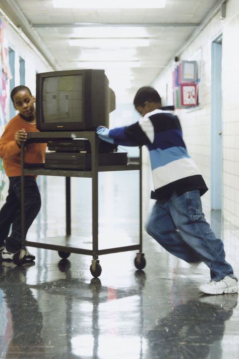 TV CARTS You know the feeling: Anytime you walked in and saw that boxy TV-VCR sitting on its stand at the front of class, it was going to be a great day.--18 Things Today's Kids Will Never Experience in School Tv Cart, Classroom Birthday, Old Commercials, Classroom Tools, Javier Bardem, Computer Room, Life Pictures, 90s Kids, Old Tv