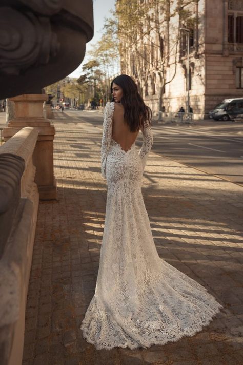 Julie Vino Wedding Dress, Estilo Rachel Green, Bridal Designers, Wedding Dress Guide, Wedding Dresses 2020, Fit And Flare Wedding Dress, Trendy Wedding Dresses, Dress Guide, Backless Wedding