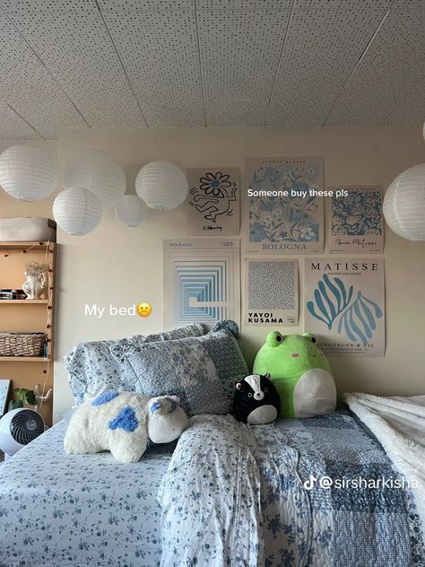 Sporty Dorm Room Ideas, Country Style Dorm Room, Uni Room Ideas Uk Blue, Costal Blue Dorm Room, Dorm Sitting Area, Dorm Room Designs Colorful, Costal Granddaughter Dorm Room, Bougie Dorm Room Ideas, Costal Grandma Dorm Room