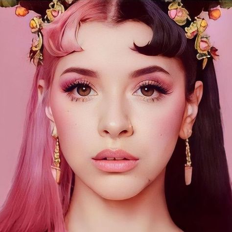 Melanie Martinez Fairycore, Cry Baby Melanie Martinez, Melanie Martinez K12, Melanie Martinez Makeup, Melanie Martinez Icon, Melanie Martinez Cry Baby, Melanie Martinez Aesthetic, Pink And Black Hair, Melanie Martinez Portals