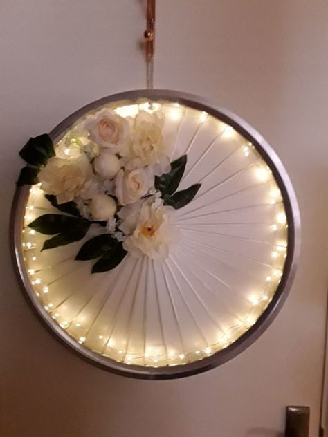 Wheel Wreath Ideas, Bicycle Wheel Decor, Bicycle Wheel Wreath, Wheel Wreath, Christmas Garden Decorations, Bicycle Decor, Wheel Decor, Bicycle Wheel, Deco Floral