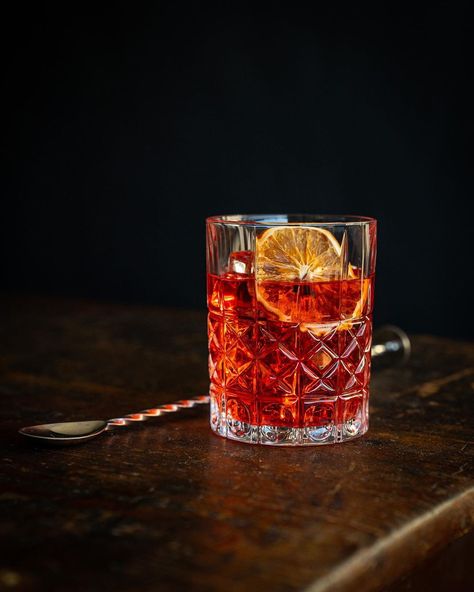 Negroni Cocktail Photography, Negroni Cocktail Aesthetic, Cocktail Pictures Instagram, Negroni Aesthetic, Cocktail Foto, Cocktails Pictures, Campari Drinks, Cocktail Photoshoot, Fine Dining Photography