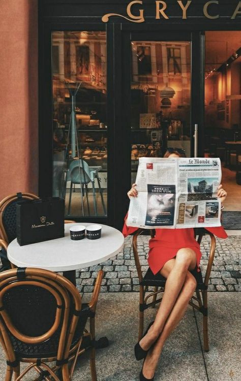 Baret Outfit, City Fashion Photography, Reading A Newspaper, Portret Feminin, City Shoot, Foto Top, Vintage Photoshoot, Cozy Chair, Photoshoot Idea